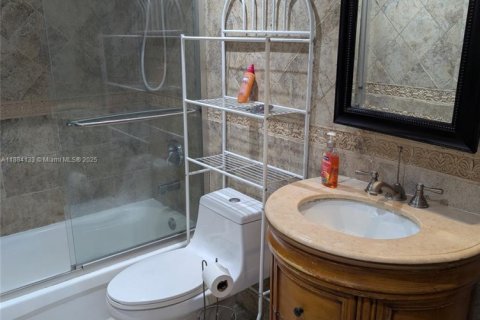 Condo in Miami, Florida, 3 bedrooms  № 1930963 - photo 26