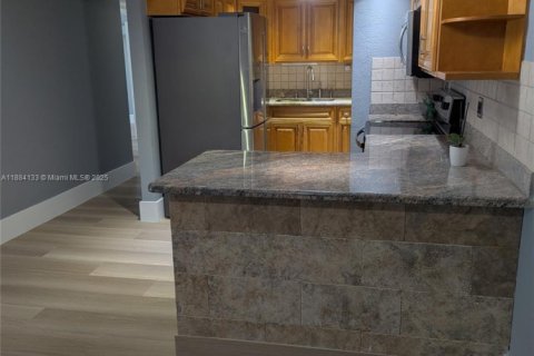 Condo in Miami, Florida, 3 bedrooms  № 1930963 - photo 14