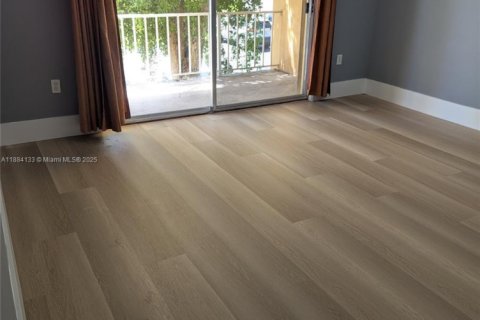 Condo in Miami, Florida, 3 bedrooms  № 1930963 - photo 12