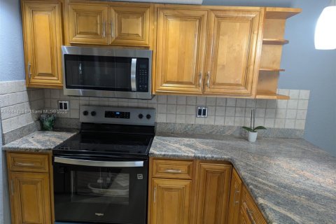 Condo in Miami, Florida, 3 bedrooms  № 1930963 - photo 15