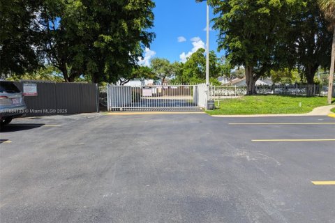 Condo in Miami, Florida, 3 bedrooms  № 1930963 - photo 5