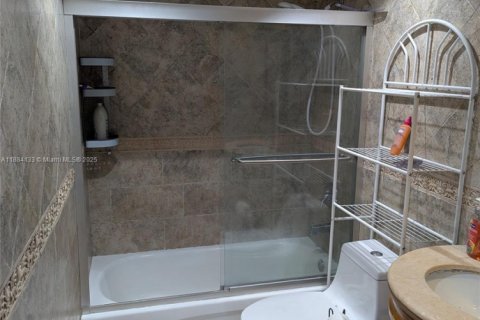 Condo in Miami, Florida, 3 bedrooms  № 1930963 - photo 27