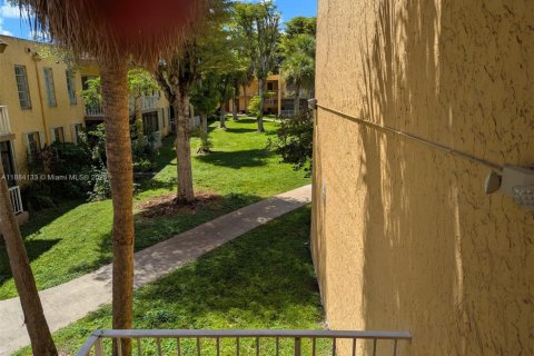 Condo in Miami, Florida, 3 bedrooms  № 1930963 - photo 3