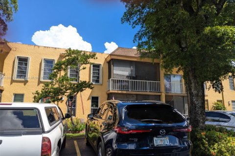 Condo in Miami, Florida, 3 bedrooms  № 1930963 - photo 1