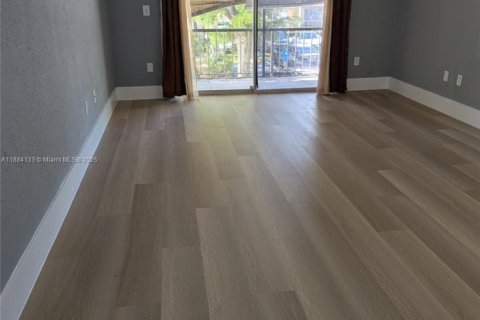 Condo in Miami, Florida, 3 bedrooms  № 1930963 - photo 13