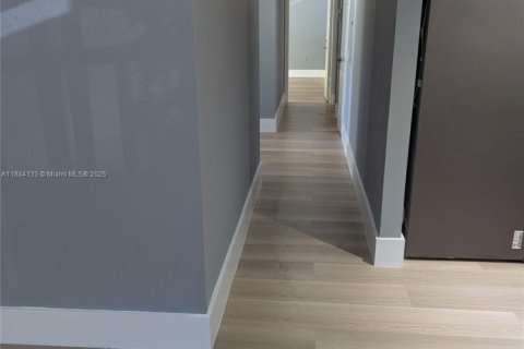 Condo in Miami, Florida, 3 bedrooms  № 1930963 - photo 19