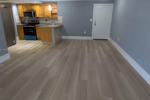 Condo in Miami, Florida, 3 bedrooms  № 1930963 - photo 9