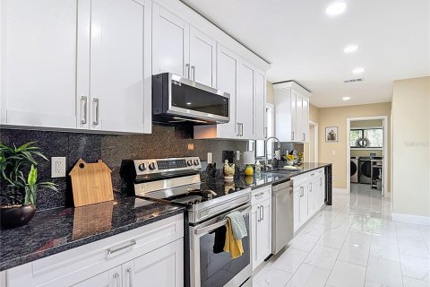 House in Fish Hawk, Florida 4 bedrooms, 236.9 sq.m. № 2329773 - photo 25