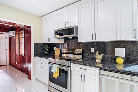 House in Fish Hawk, Florida 4 bedrooms, 236.9 sq.m. № 2329773 - photo 26