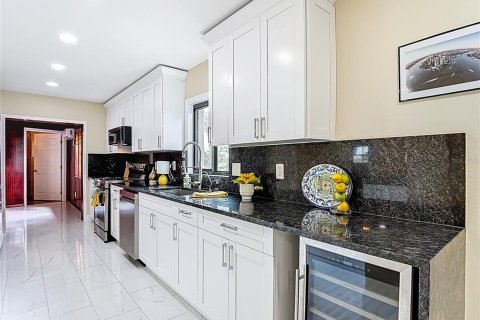 House in Fish Hawk, Florida 4 bedrooms, 236.9 sq.m. № 2329773 - photo 29