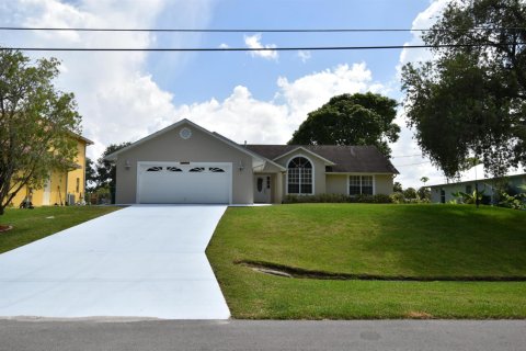 House in Port St. Lucie, Florida 3 bedrooms, 192.77 sq.m. № 2084142 - photo 2