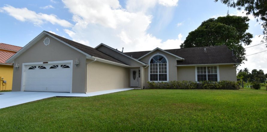 House in Port St. Lucie, Florida 3 bedrooms, 192.77 sq.m. № 2084142