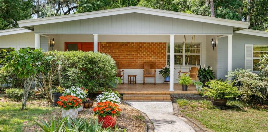 House in Gainesville, Florida 4 bedrooms, 242.2 sq.m. № 1768011