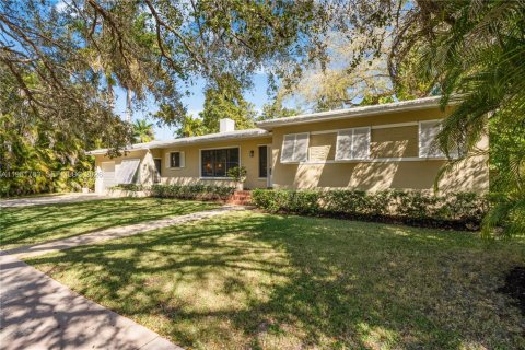 House in Coral Gables, Florida 3 bedrooms, 165.37 sq.m. № 2025243