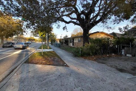 Casa en venta en Miami, Florida, 4 dormitorios, 155.52 m2 № 2029767 - foto 2