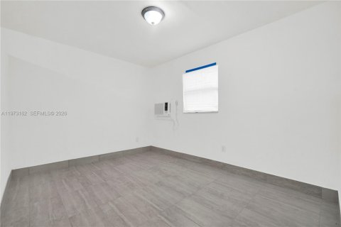 House in North Miami, Florida 1 bedroom № 2033976 - photo 2
