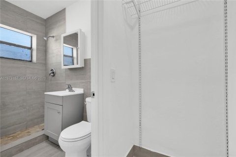 House in North Miami, Florida 1 bedroom № 2033976 - photo 4