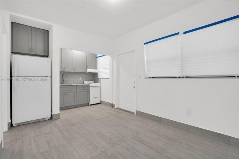 House in North Miami, Florida 1 bedroom № 2033976 - photo 10