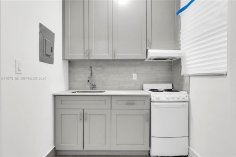 House in North Miami, Florida 1 bedroom № 2033976 - photo 11