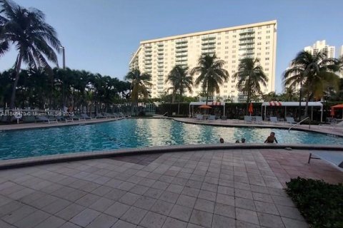 Condo in Sunny Isles Beach, Florida, 1 bedroom  № 1845840 - photo 10