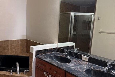 Townhouse in Temple Terrace, Florida 3 bedrooms, 176.24 sq.m. № 2323223 - photo 14