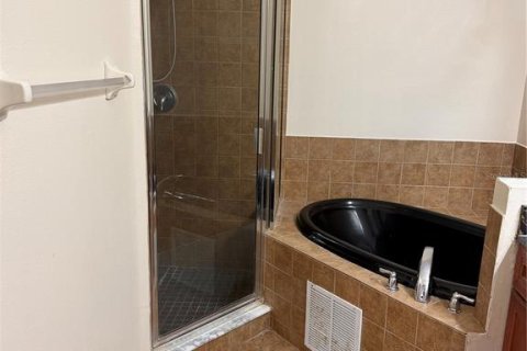Townhouse in Temple Terrace, Florida 3 bedrooms, 176.24 sq.m. № 2323223 - photo 15