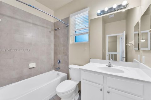 Villa ou maison à louer à Miami, Floride: 4 chambres, 214.79 m2 № 1977370 - photo 21