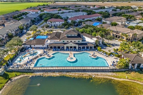Villa ou maison à louer à Miami, Floride: 4 chambres, 214.79 m2 № 1977370 - photo 6