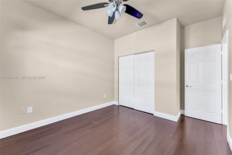 Villa ou maison à louer à Miami, Floride: 4 chambres, 214.79 m2 № 1977370 - photo 24