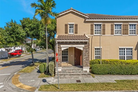 Villa ou maison à louer à Miami, Floride: 4 chambres, 214.79 m2 № 1977370 - photo 1