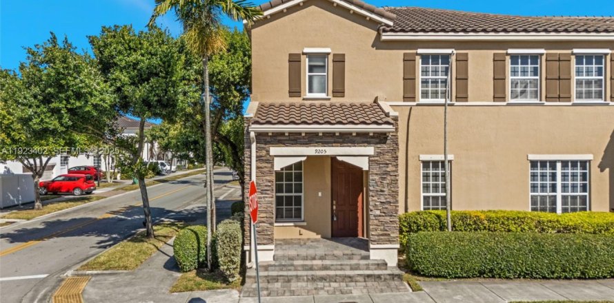 Villa ou maison à Miami, Floride 4 chambres, 214.79 m2 № 1977370