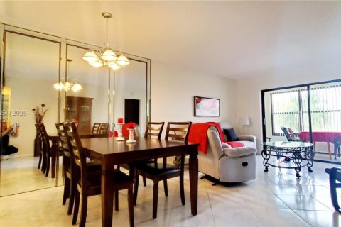 Condo in Sunrise, Florida, 2 bedrooms  № 1867282 - photo 8