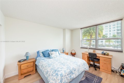 Condo in Miami, Florida, 2 bedrooms  № 1888852 - photo 15