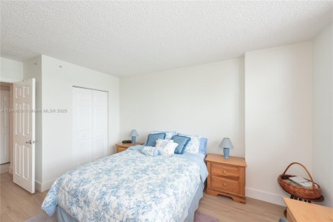 Condo in Miami, Florida, 2 bedrooms  № 1888852 - photo 13