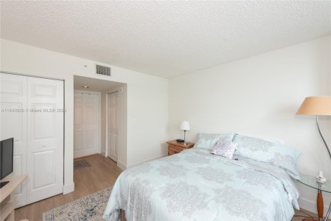 Condo in Miami, Florida, 2 bedrooms  № 1888852 - photo 10