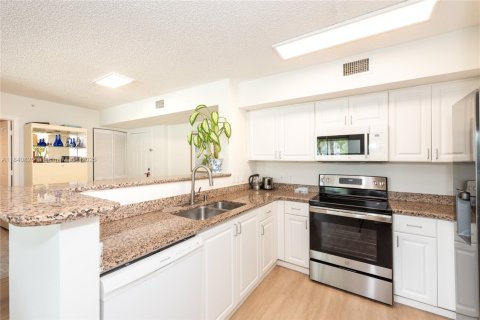 Condo in Miami, Florida, 2 bedrooms  № 1888852 - photo 4