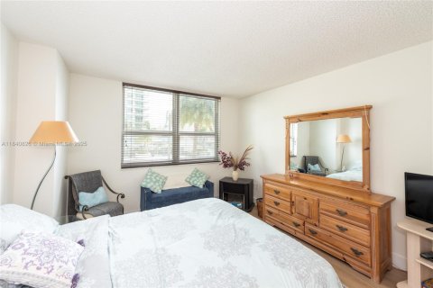 Condo in Miami, Florida, 2 bedrooms  № 1888852 - photo 16