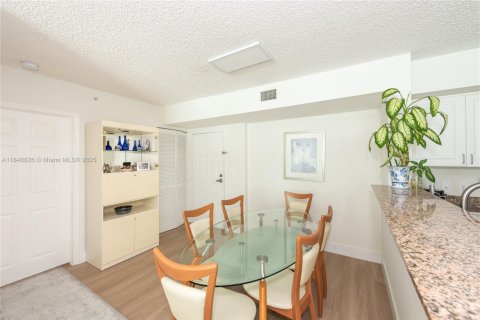 Condo in Miami, Florida, 2 bedrooms  № 1888852 - photo 2