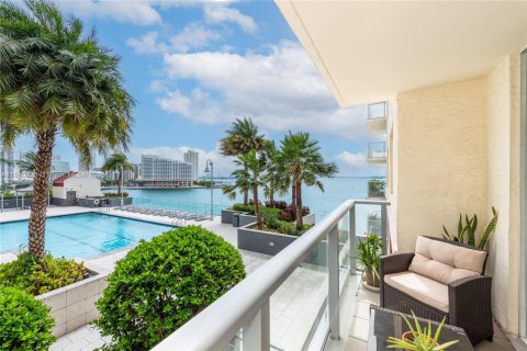 Condo in Miami, Florida, 2 bedrooms  № 1888852 - photo 1