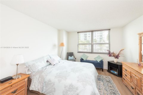 Condo in Miami, Florida, 2 bedrooms  № 1888852 - photo 9