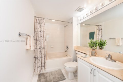 Condo in Miami, Florida, 2 bedrooms  № 1888852 - photo 12