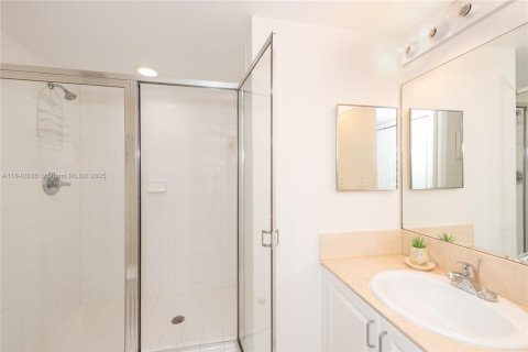 Condo in Miami, Florida, 2 bedrooms  № 1888852 - photo 11