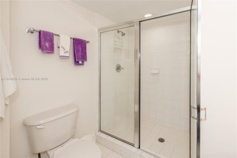 Condo in Miami, Florida, 2 bedrooms  № 1888852 - photo 17