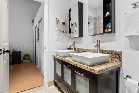 Casa en venta en Miami, Florida, 2 dormitorios, 90.95 m2 № 2049910 - foto 16