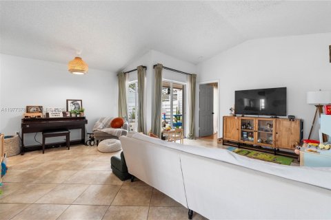 Casa en venta en Miami, Florida, 2 dormitorios, 90.95 m2 № 2049910 - foto 12