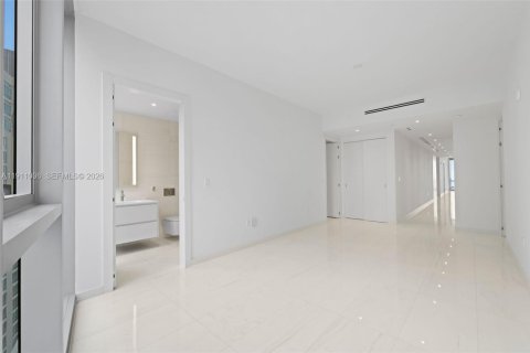 Condominio en venta en Miami, Florida, 4 dormitorios, 298.59 m2 № 2021148 - foto 27