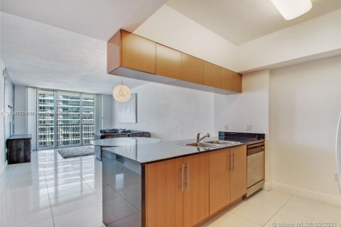 Condo in Miami, Florida, 1 bedroom  № 1959687 - photo 11