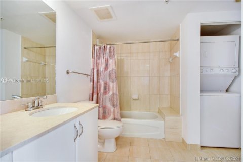 Condo in Miami, Florida, 1 bedroom  № 1959687 - photo 5