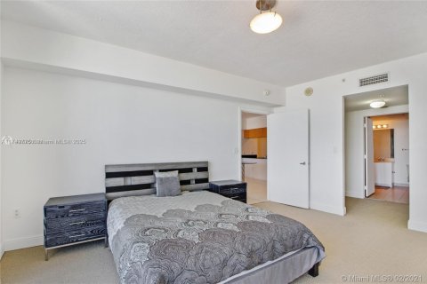 Condo in Miami, Florida, 1 bedroom  № 1959687 - photo 7