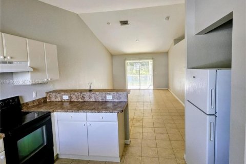 Immobilier commercial à vendre à Lehigh Acres, Floride: 179.12 m2 № 2005706 - photo 10